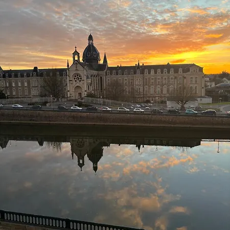 Apartment T2 Climatise Sur Les Quais De La Mayenne